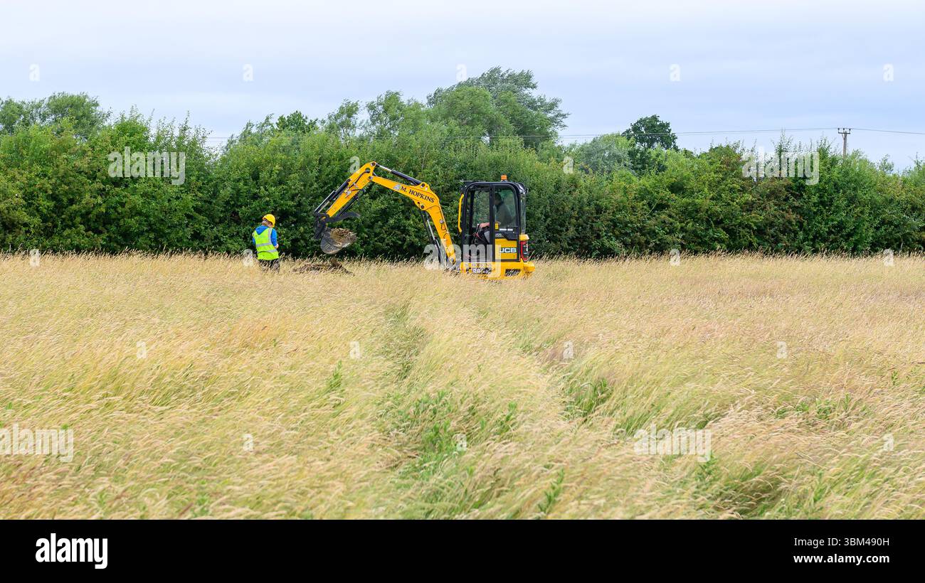 Habitats Trust di acqua dolce scavando buche per i nuovi stagni agricoli nell'Oxfordshire. Foto Stock