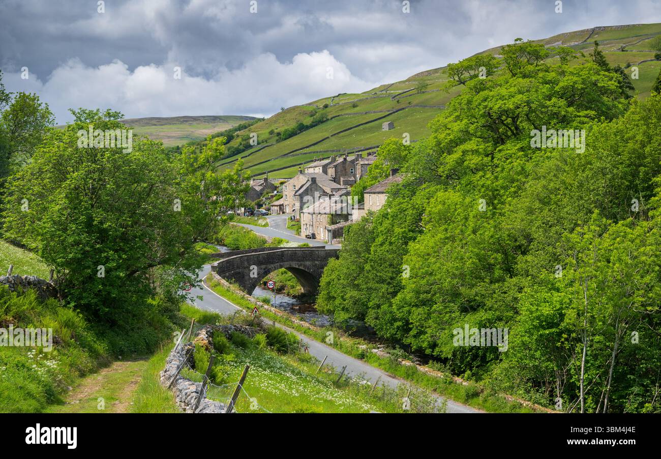 Avvicinandosi al villaggio di Muker a Swaledale giù per Occupation Lane, una vecchia pista, che permetteva ai proprietari terrieri di accedere ai loro alpeggi. Yorkshire, D Foto Stock