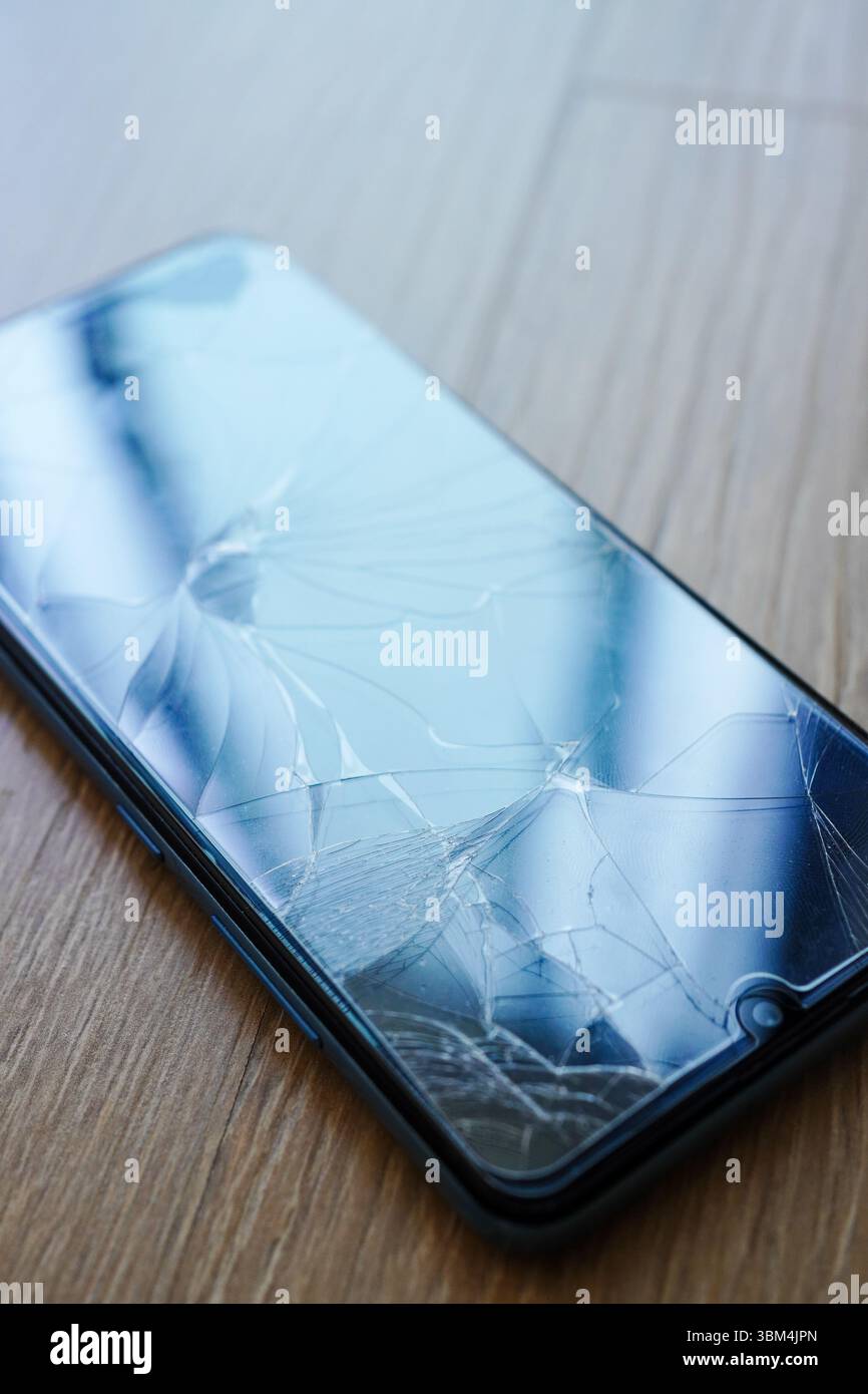 Primo piano dello schermo rotto del telefono cellulare, copia spazio Foto Stock