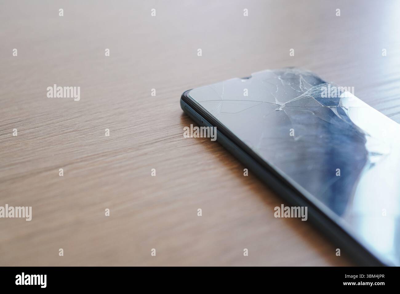 Primo piano dello schermo rotto del telefono cellulare, copia spazio Foto Stock