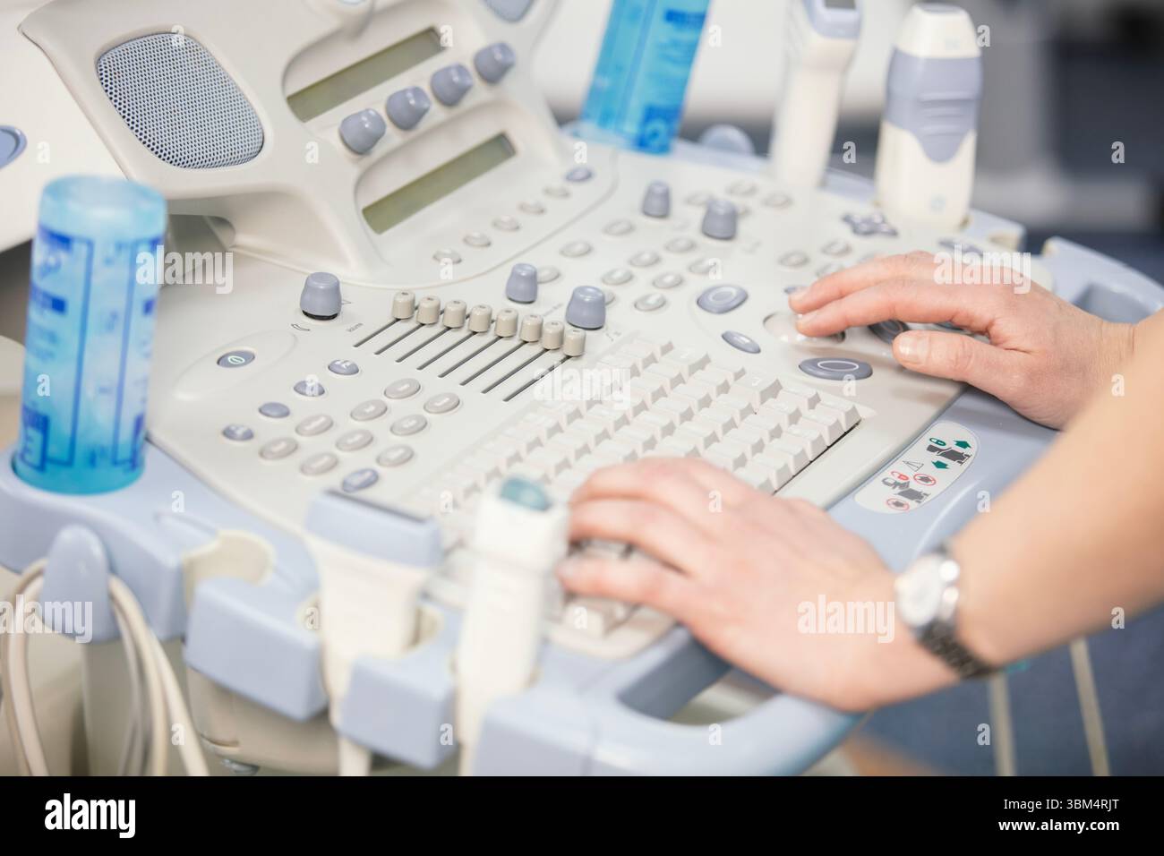 Moderne attrezzature mediche nella clinica. Una macchina a ultrasuoni. Elastografia e sonografia. Medico con una macchina a ultrasuoni moderna, scanner. Foto Stock