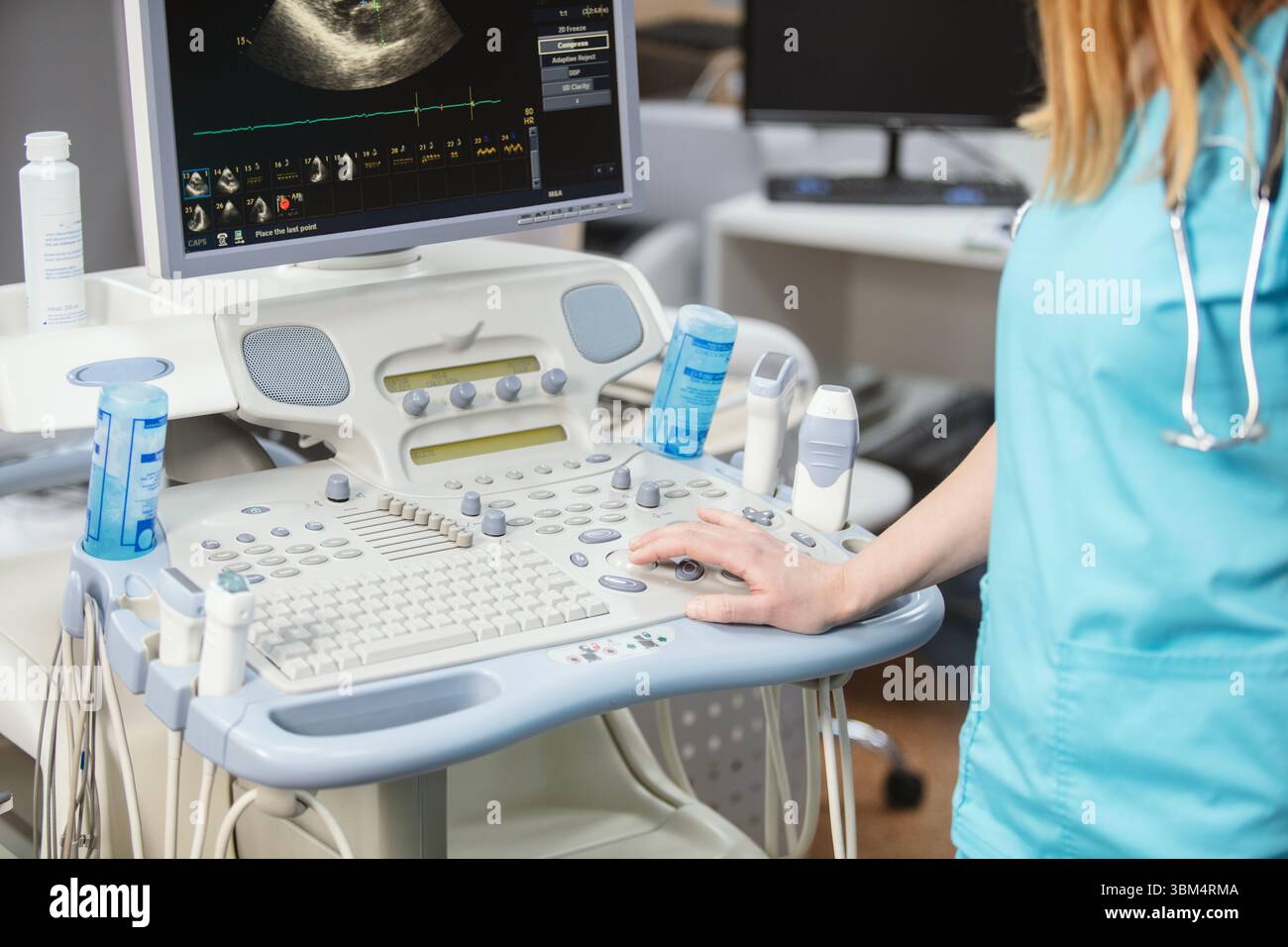 Moderne attrezzature mediche nella clinica. Una macchina a ultrasuoni. Elastografia e sonografia. Medico con una macchina a ultrasuoni moderna, scanner. Foto Stock