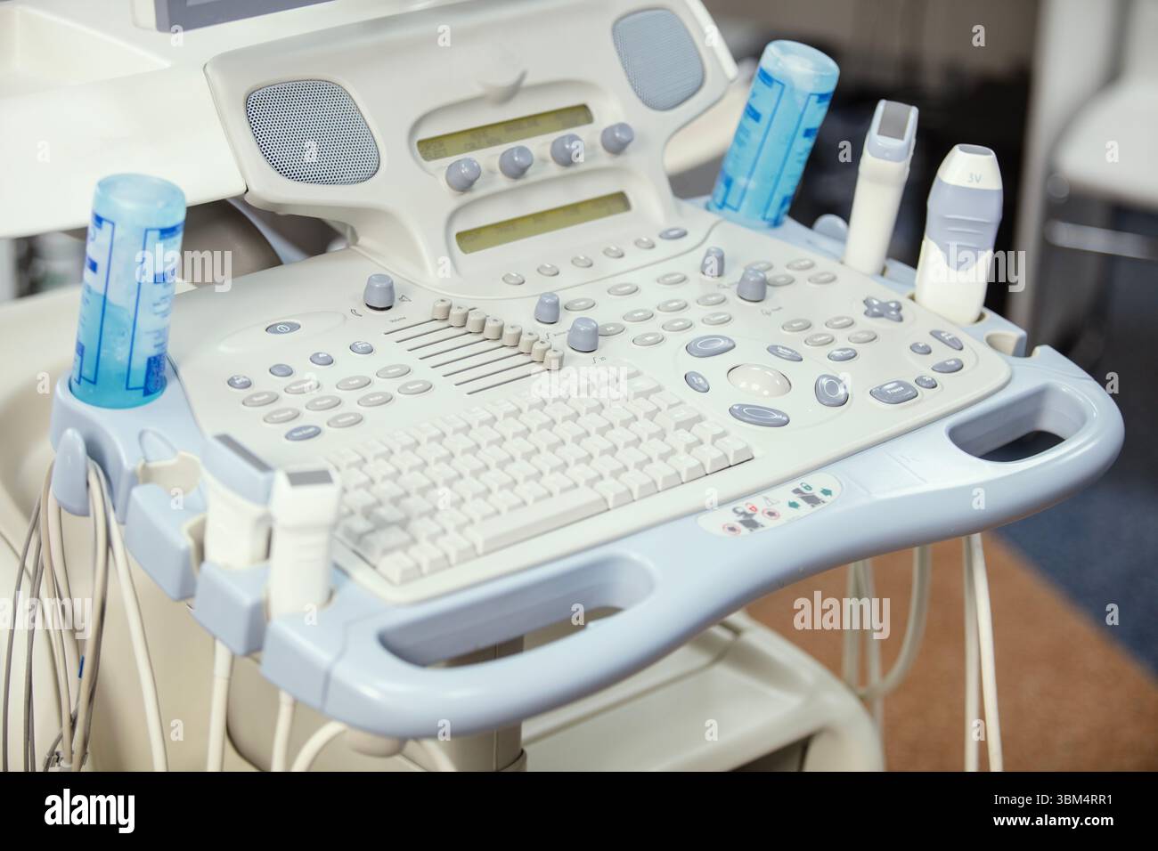 Moderne attrezzature mediche nella clinica. Una macchina a ultrasuoni. Elastografia e sonografia. Medico con una macchina a ultrasuoni moderna, scanner. Foto Stock