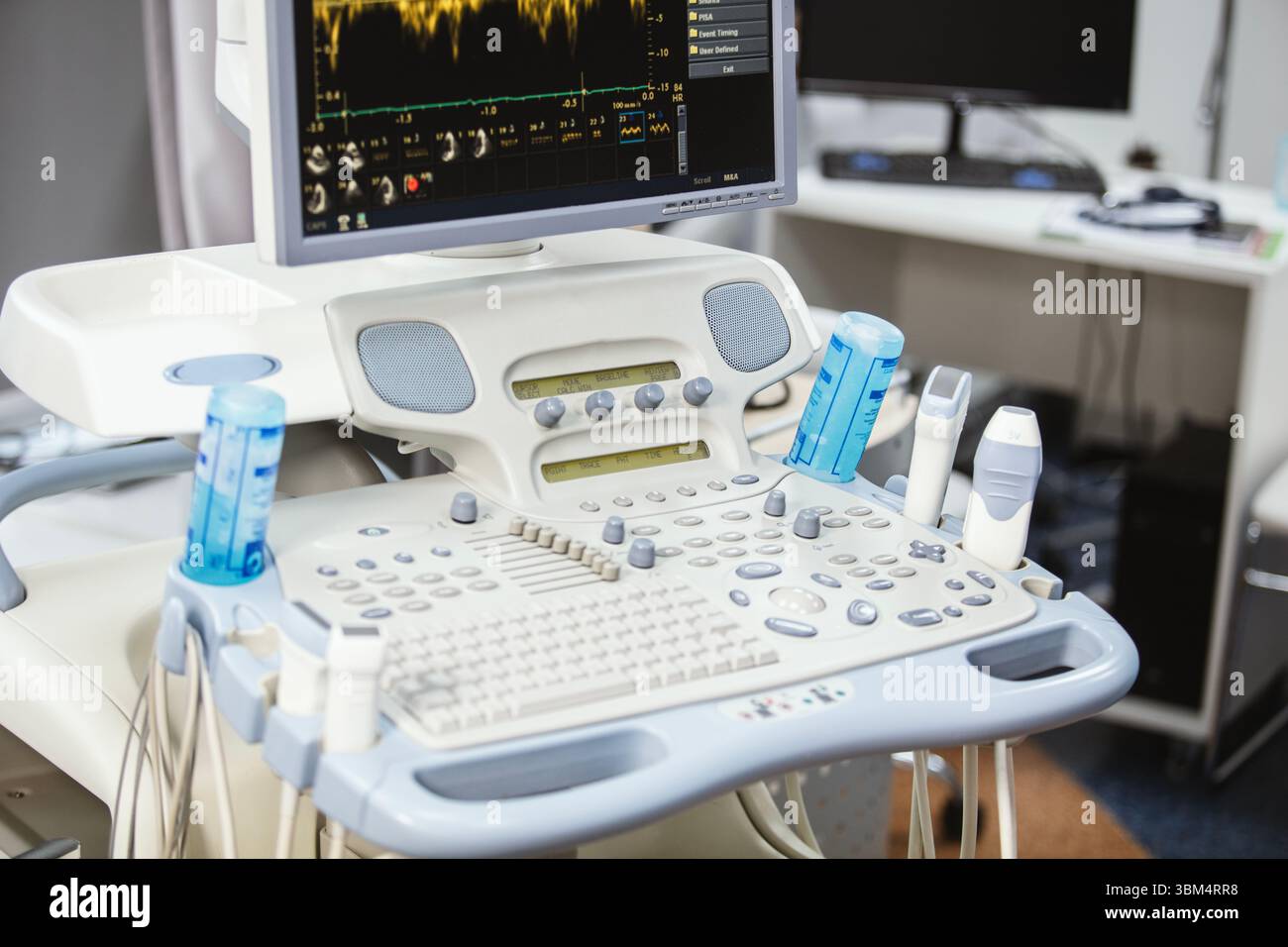 Moderne attrezzature mediche nella clinica. Una macchina a ultrasuoni. Elastografia e sonografia. Medico con una macchina a ultrasuoni moderna, scanner. Foto Stock
