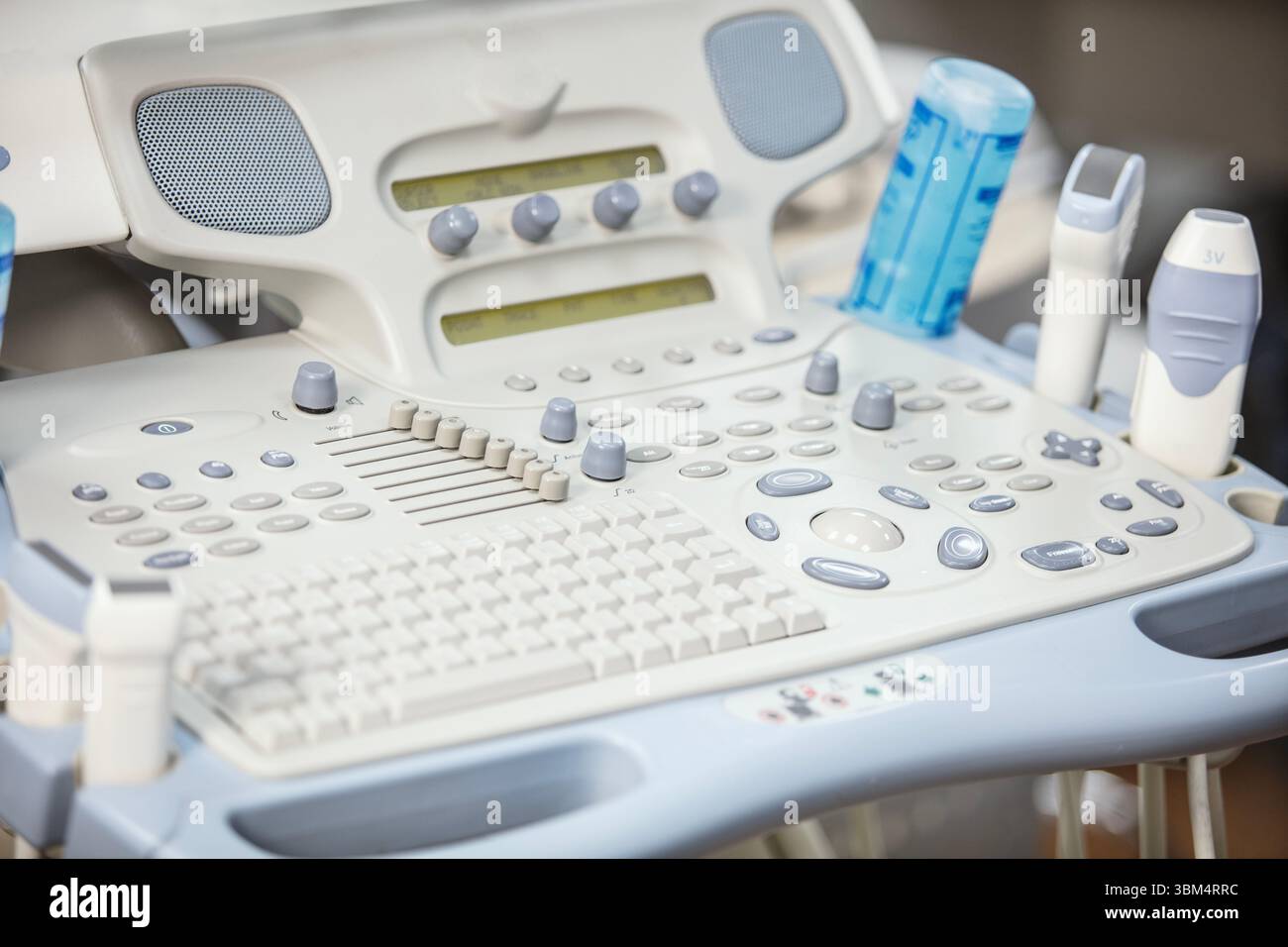 Moderne attrezzature mediche nella clinica. Una macchina a ultrasuoni. Elastografia e sonografia. Medico con una macchina a ultrasuoni moderna, scanner. Foto Stock