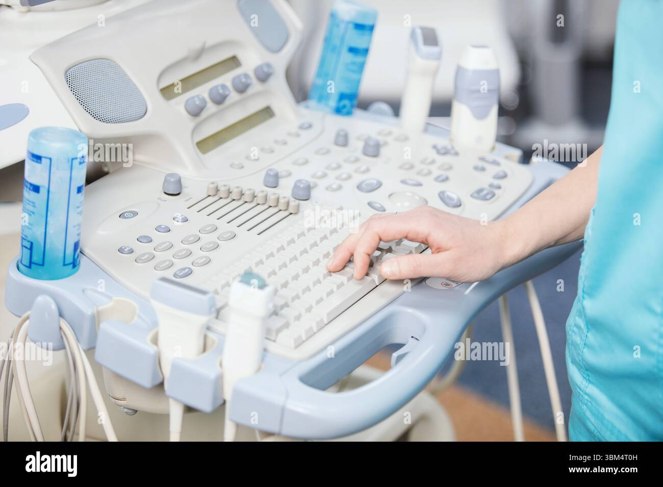 Moderne attrezzature mediche nella clinica. Una macchina a ultrasuoni. Elastografia e sonografia. Medico con una macchina a ultrasuoni moderna, scanner. Foto Stock