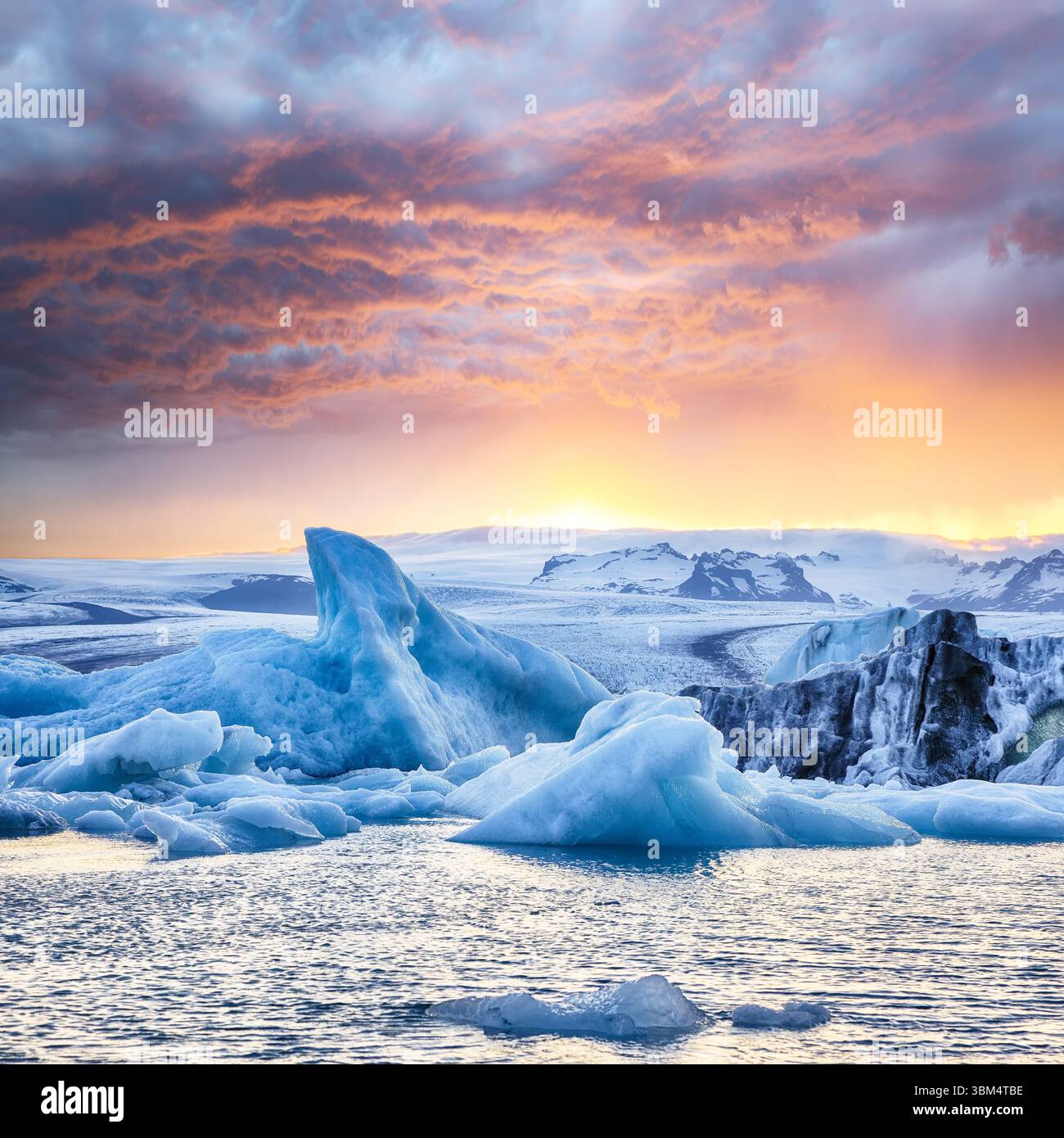 Paesaggio impressionante con iceberg galleggianti nella laguna del ghiacciaio Jokulsarlon al tramonto. Ubicazione: Laguna glaciale di Jokulsarlon, Parco Nazionale Vatnajokull, Foto Stock