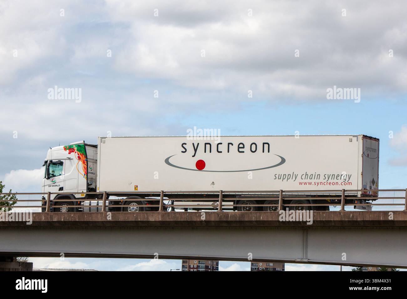 Un autocarro articolato Syncreon che viaggia sulla circonvallazione A5 a Tamworth, Staffordshire, Regno Unito, in una giornata estiva. Foto Stock