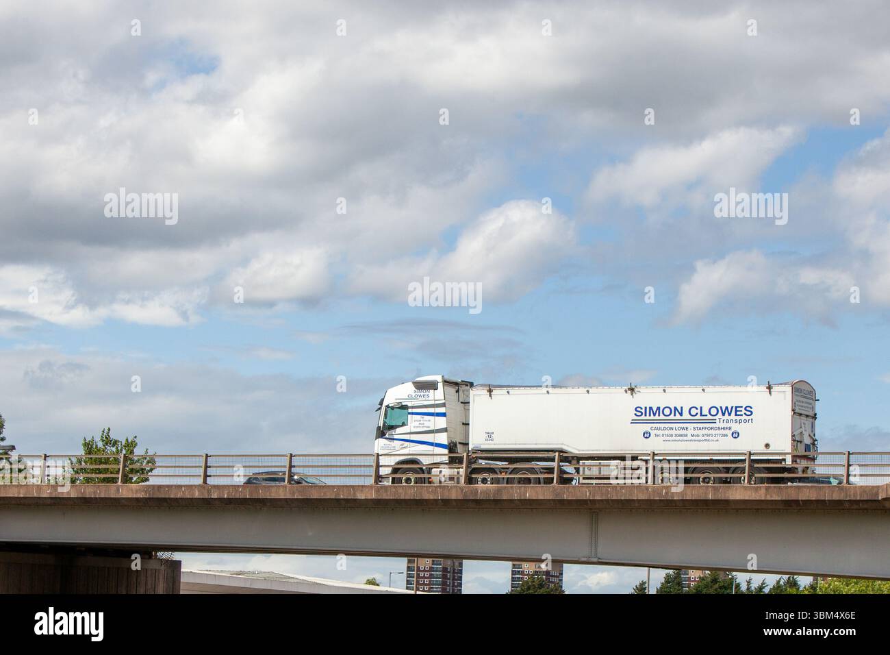 Simon Clowes Transport, autocarro articolato sulla circonvallazione A5 a Tamworth, Staffordshire, Regno Unito. Foto Stock