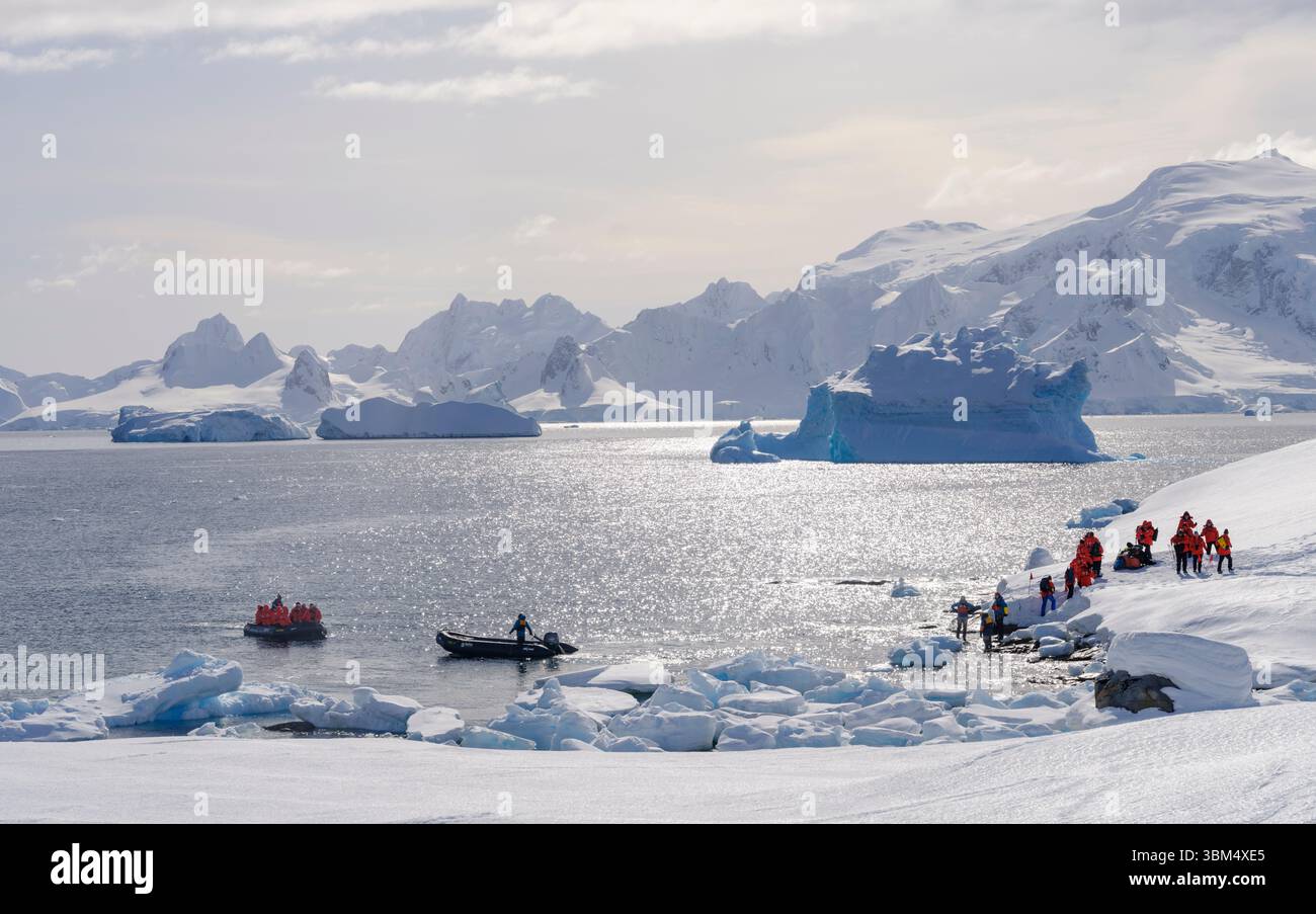 Turisti a terra. La costa di Graham Land vicino a Portal Point. Antartide, Penisola Antartica, Terra di Graham. (Solo per uso editoriale) Foto Stock