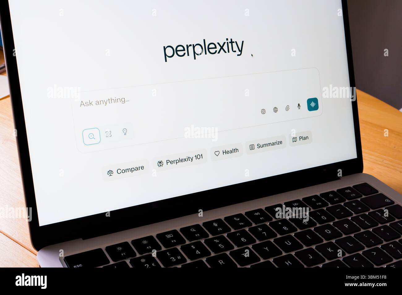 Interfaccia di ricerca Perplexity ai sul laptop che mostra la barra delle query e le icone delle categorie. Stafford, Regno Unito, 24 giugno 2025 Foto Stock