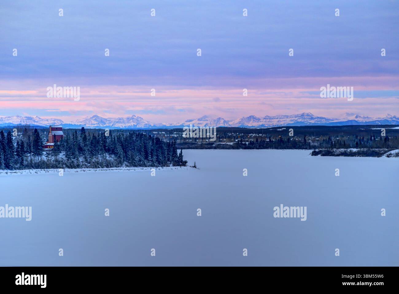 Vista sul lago artificiale Glenmore a Calgary, Alberta, in inverno Foto Stock