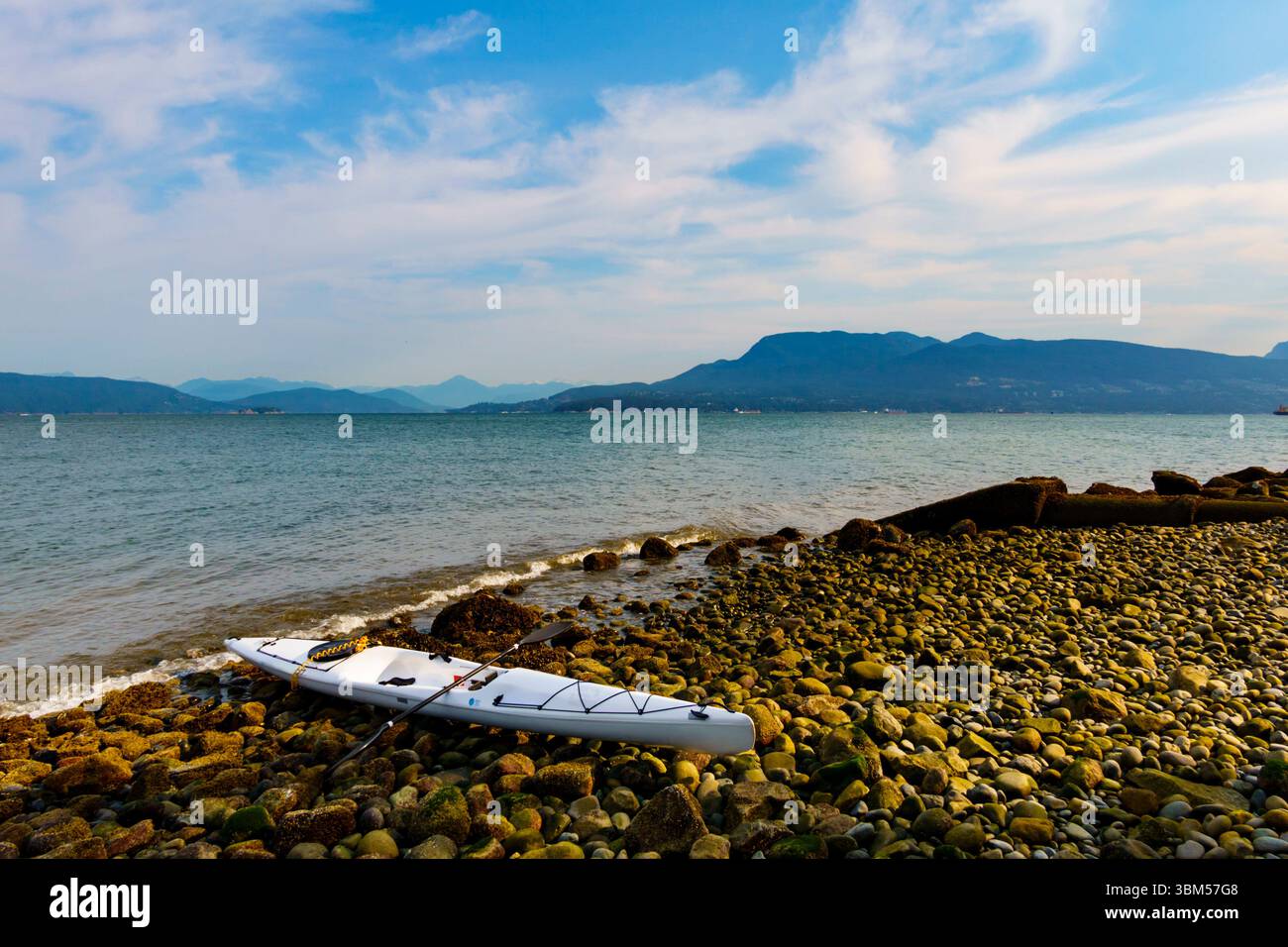 Vista di English Band Howe Sound da Tower Beach, Vancouver, British Columbia, Canada. Foto Stock