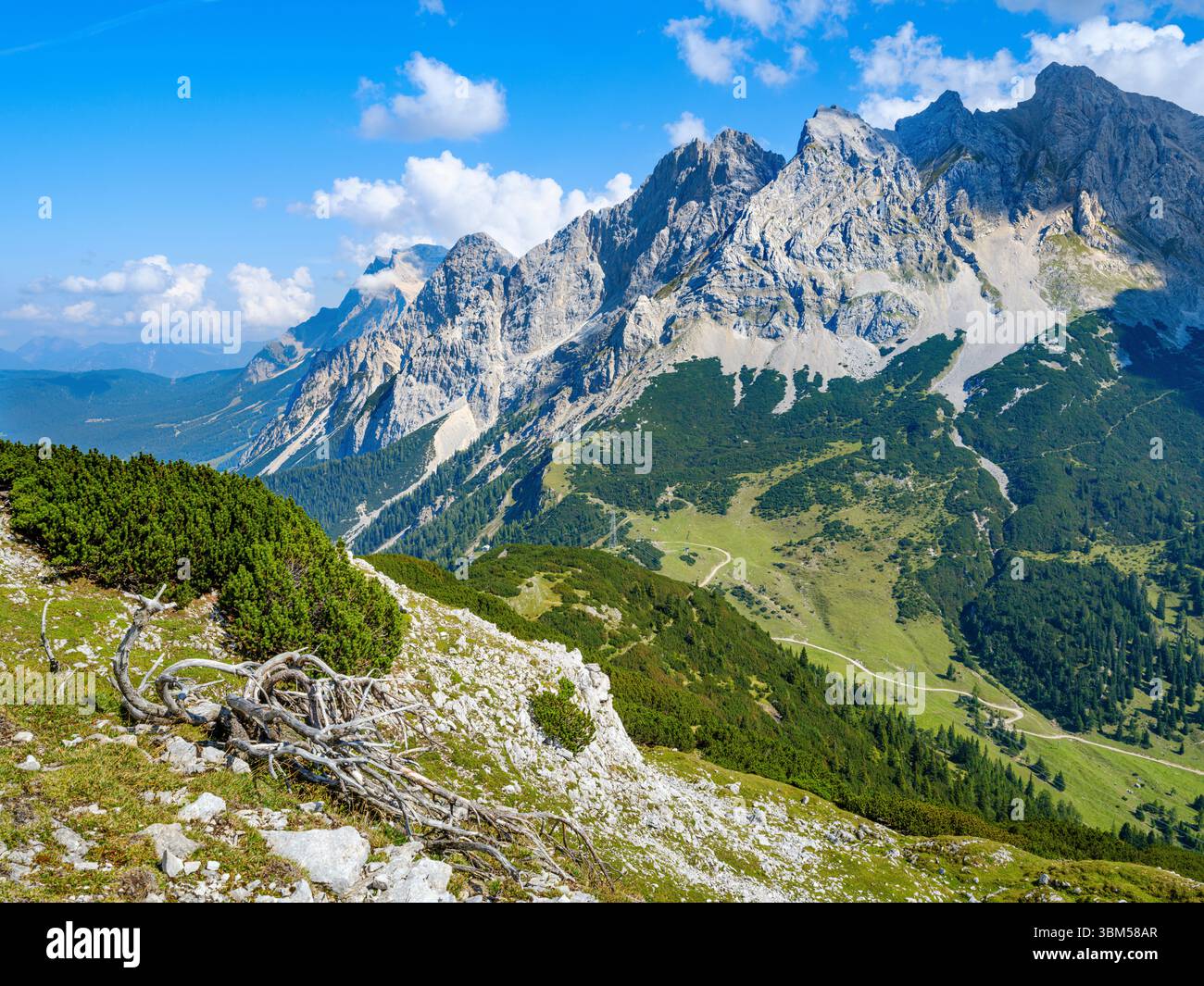 Vista dal monte Handschuhspitze verso la catena montuosa di Mieming vicino a Ehrwald in Tirolo. Europa centrale, Austria, Tirolo Foto Stock