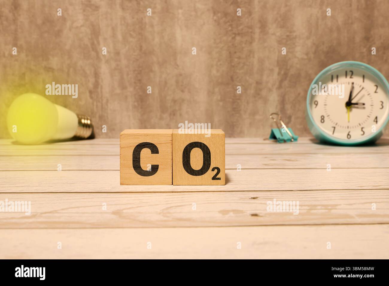 Testo CO2 su legno e icone su sfondo naturale. Tecnologia che cattura la CO2 e la converte in altre forme, come sostanze chimiche sintetiche, metanolo Foto Stock