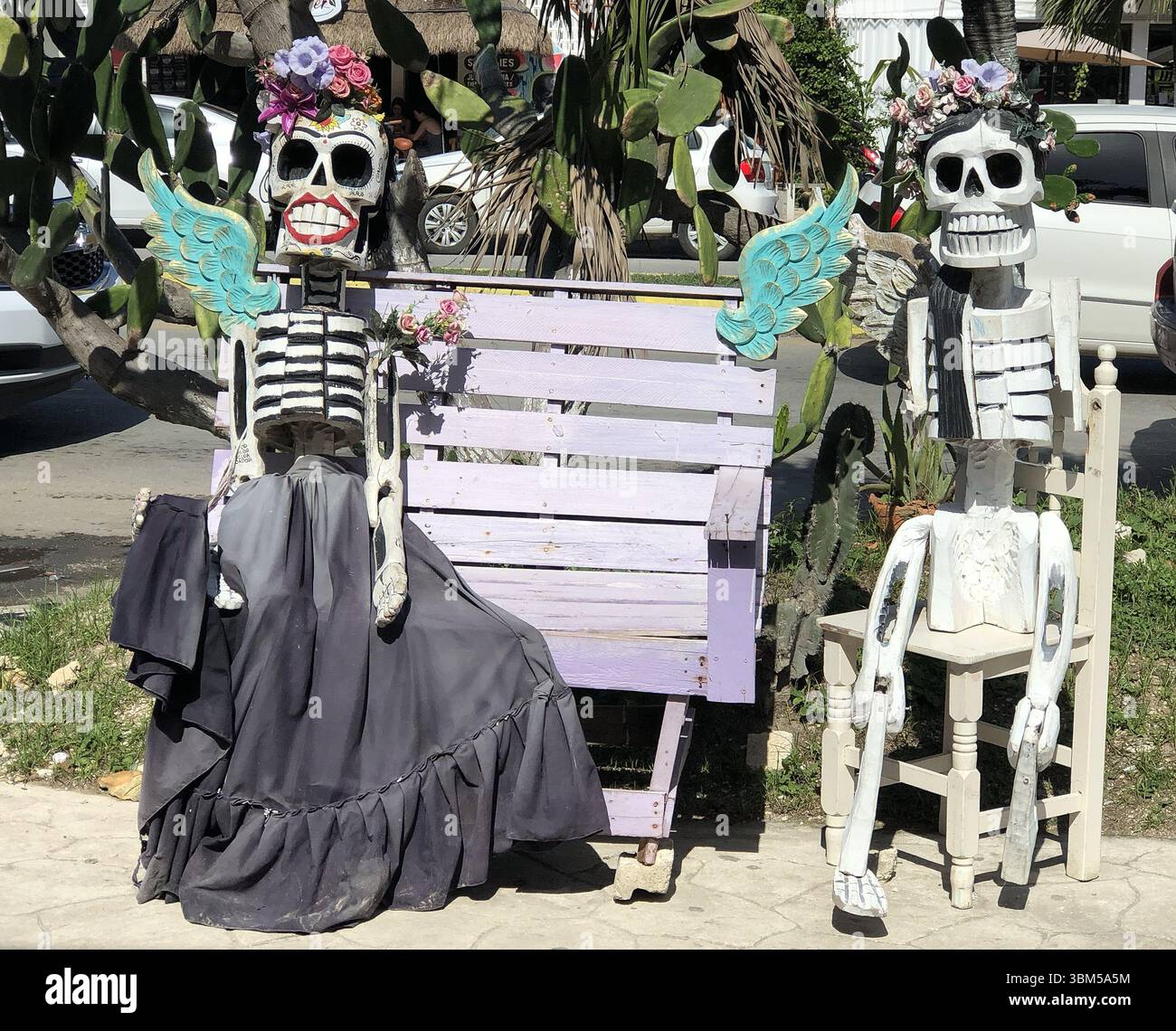 Le figure decorative dello scheletro celebrano il festival Day of the Dead in vivaci mostre all'aperto a Tulum, in Messico. Foto Stock