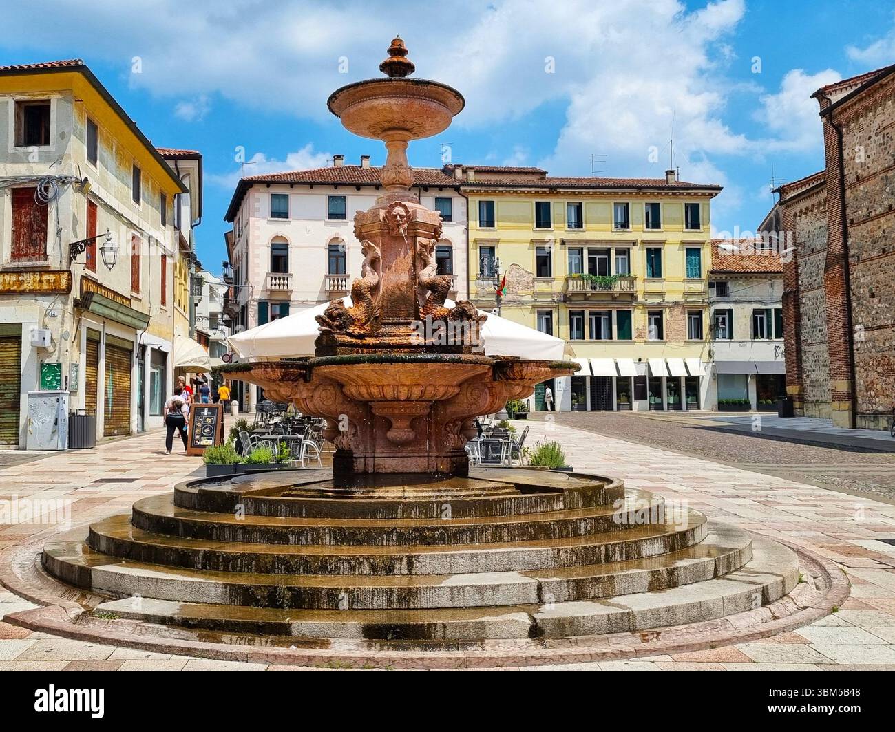Antica fontana Bonaguro in marmo rosso e rosa di Verona in stile neo-barocco in Piazza Garibaldi nel centro storico di Bassano-del-Grappa, Italia Foto Stock