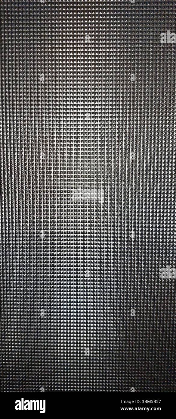 La texture del vetro tagliato mostra un motivo dettagliato con riflessi che creano un'esperienza visiva accattivante. Il design moderno migliora qualsiasi stile di arredo Foto Stock