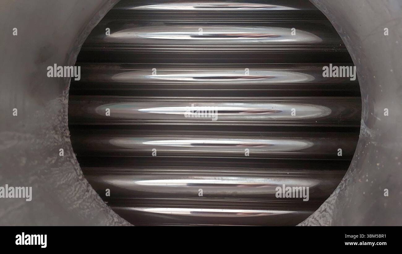 Vista ravvicinata dei tubi dello scambiatore di calore in acciaio con alette interne progettate per migliorare l'efficienza termica. Questa configurazione è fondamentale per varie applicazioni industriali Foto Stock