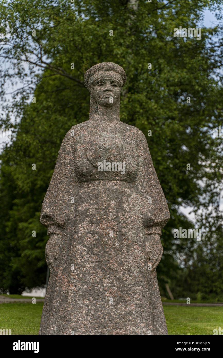 Statua della madre cantante Seto (Seto Lauluema) a Obinitsa, Setomaa, Estonia, che si affaccia sulla valle di Võhandu. Foto Stock