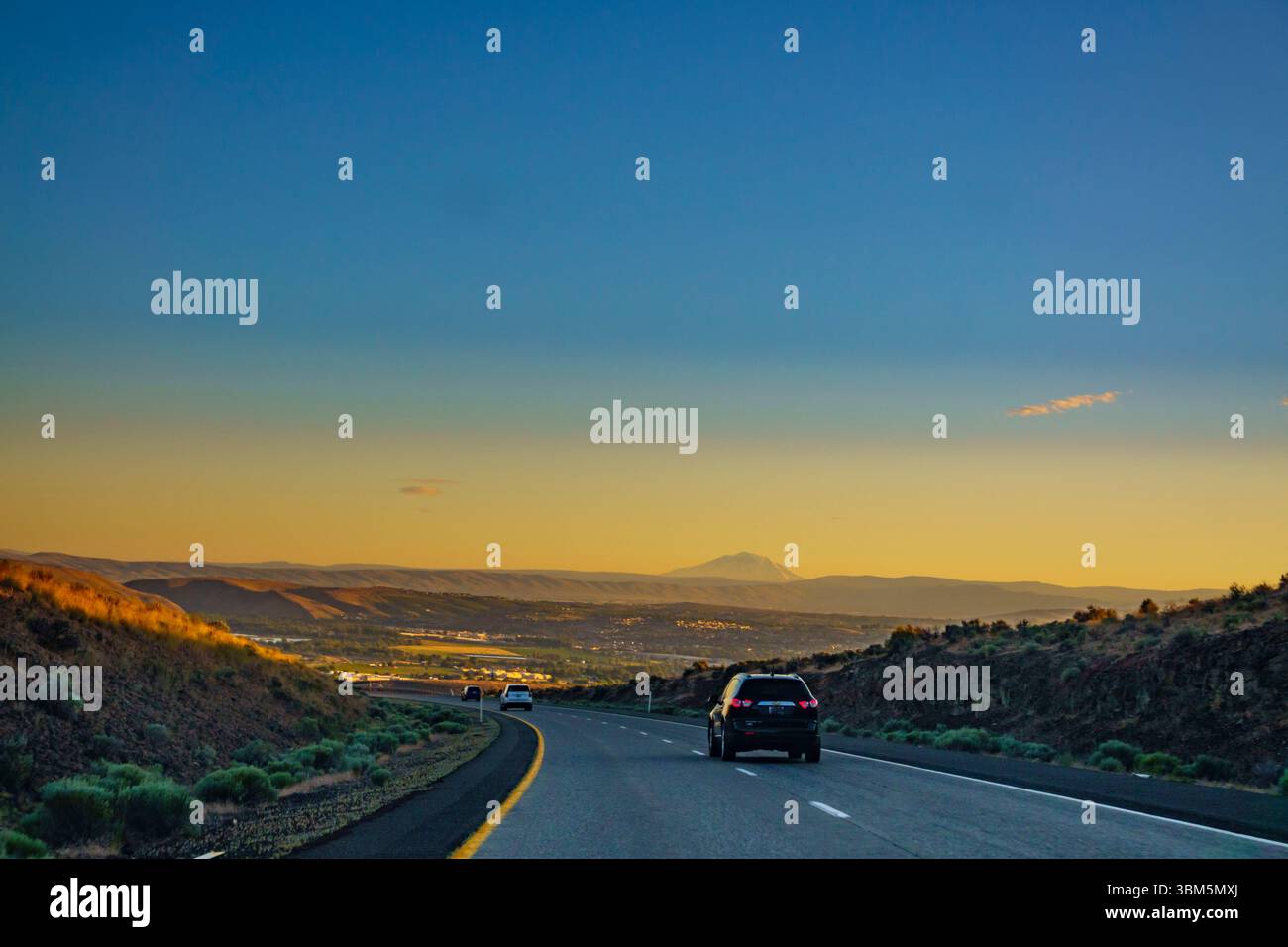 Vista della Yakima Valley e del Monte Adams dall'autostrada 82, Washington State, Stati Uniti. Foto Stock
