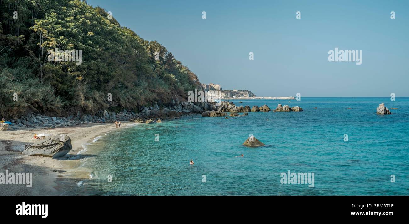 Spiaggia di Michelino famosa spiaggia nel comune di Parghelia; sullo sfondo: Il paese e il porto turistico di Tropea. Provincia di Vibo Valentia, Calabria, Ita Foto Stock
