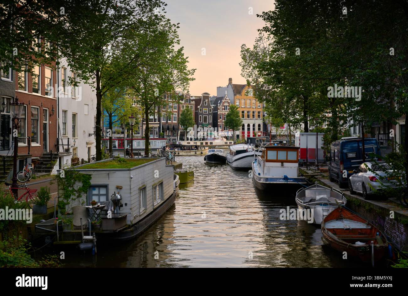 Amsterdam, Paesi Bassi – 17 settembre 2024 Canale di Groenburgwal e fiume Amstel Amsterdam Paesi Bassi. La scena che guarda il fiume Amstel. Foto Stock