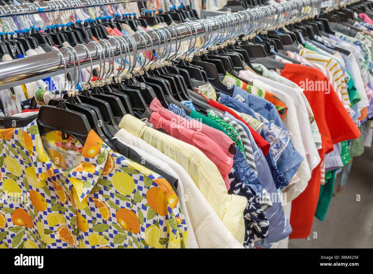 North Miami Beach, Florida, centro commerciale Intracoastal Mall, grande magazzino discount TJ Maxx HomeGoods, interni, camicie colorate su grucce, pennsylvania Foto Stock