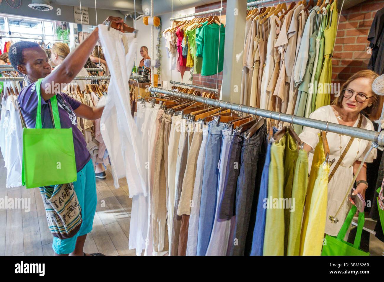 Miami Beach, Florida, Normandy Isles, quartiere finanziario 71st Street, promozione evento Normandy Fountain Business Association, shopping hop grub crawl, Aurora Bou Foto Stock