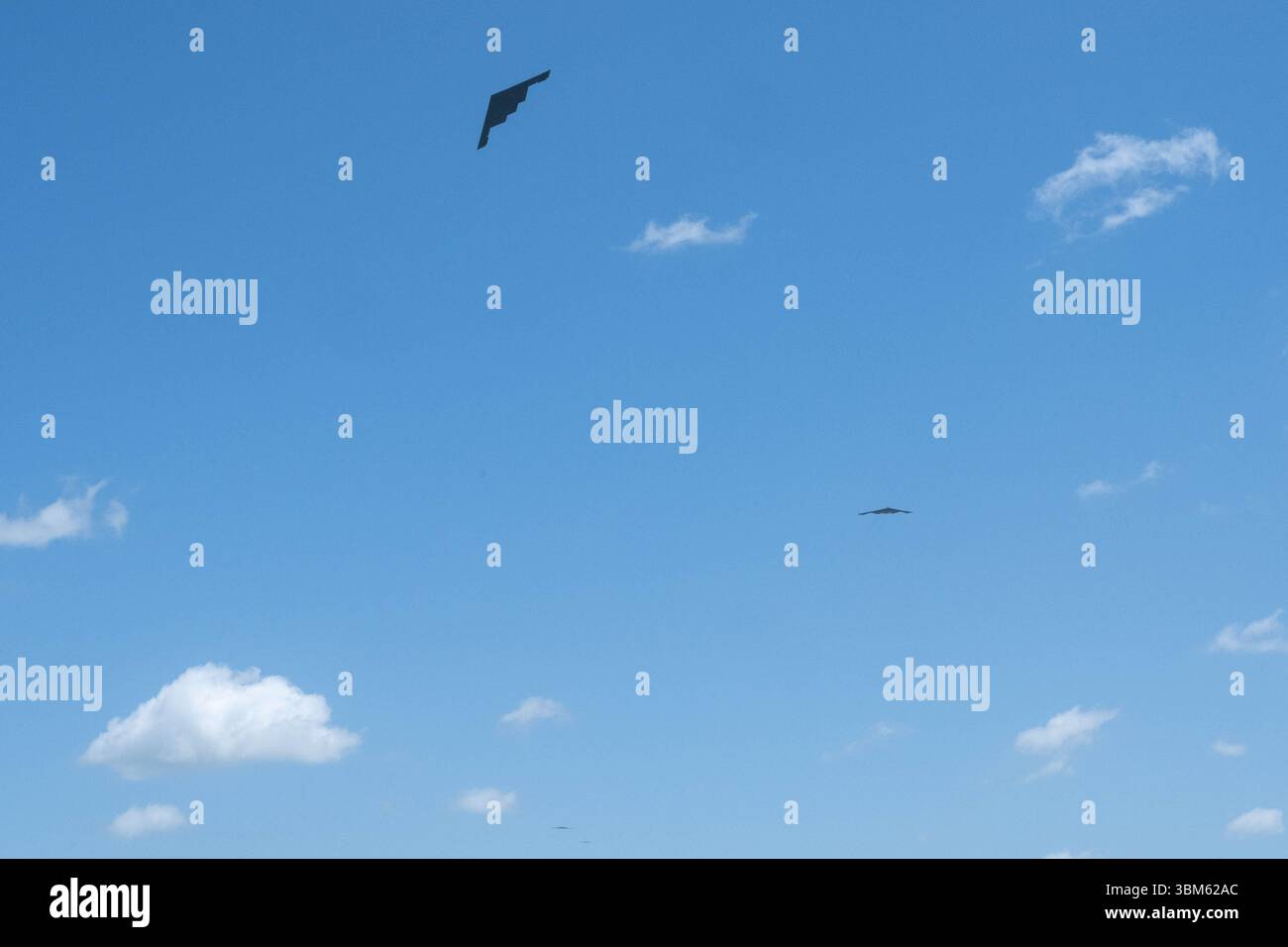 Tre B-2 Spirits della U.S. Air Force tornano dal supporto dell'operazione MIDNIGHT HAMMER alla Whiteman Air Force base, Missouri, giugno 2025. Foto Stock