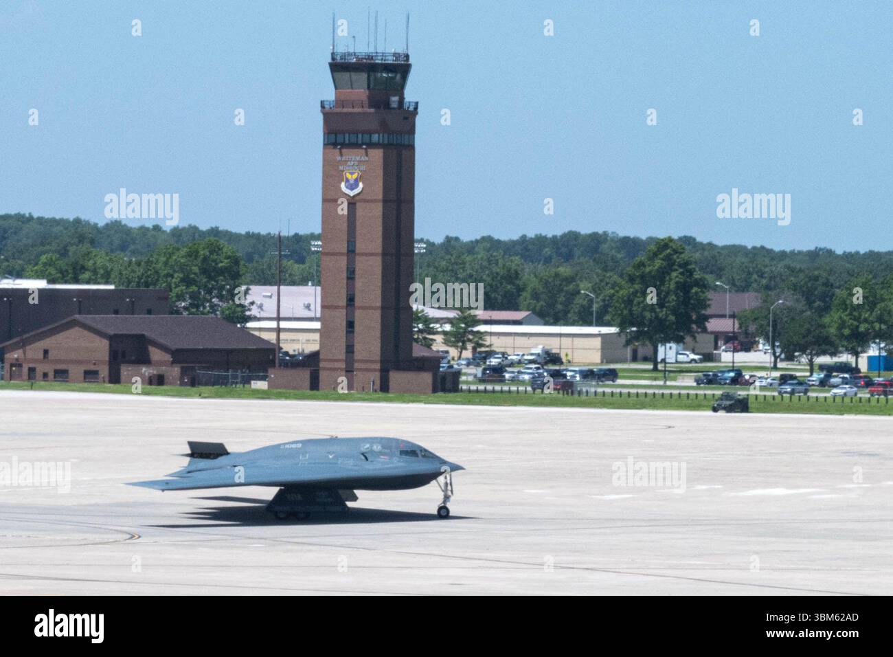 Un B-2 Spirit della U.S. Air Force fu recuperato dopo aver sostenuto l'operazione MIDNIGHT HAMMER alla Whiteman Air Force base, Missouri, giugno 2025. Foto Stock