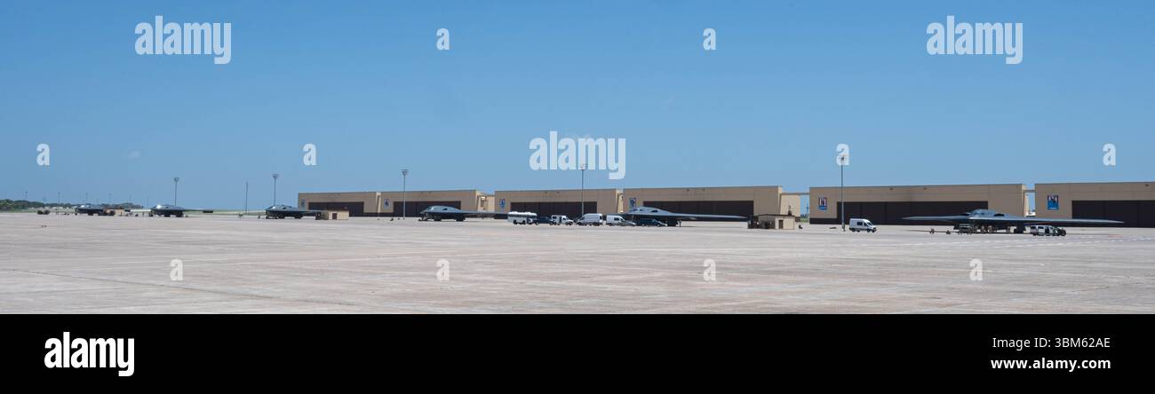 Sei B-2 Spirits della U.S. Air Force siedono sulla flightline dopo aver sostenuto l'operazione MIDNIGHT HAMMER alla Whiteman Air Force base, Missouri, giugno 2025. Foto Stock