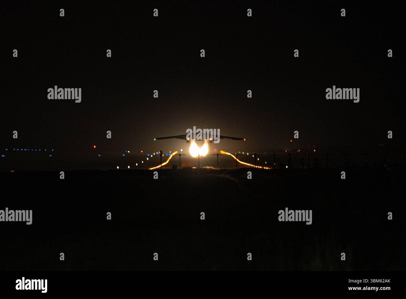 Un B-2 Spirit della U.S. Air Force decolla per supportare l'operazione MIDNIGHT HAMMER alla Whiteman Air Force base, Missouri, giugno 2025. Foto Stock