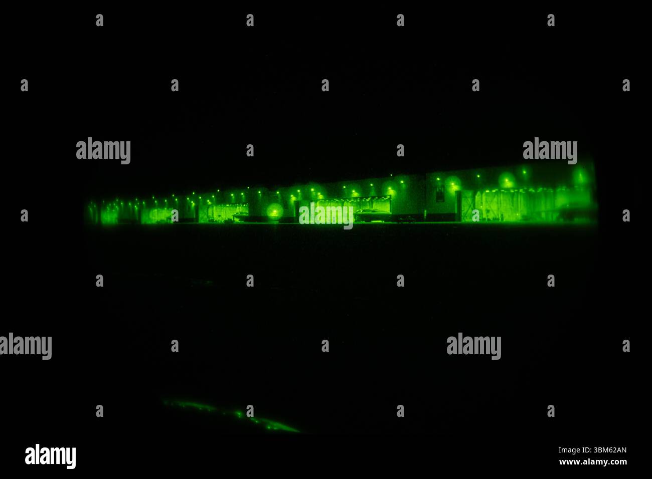 Un B-2 Spirit della U.S. Air Force è pronto per le operazioni prima dell'operazione MIDNIGHT HAMMER alla Whiteman Air Force base, Missouri, giugno 2025. Foto Stock