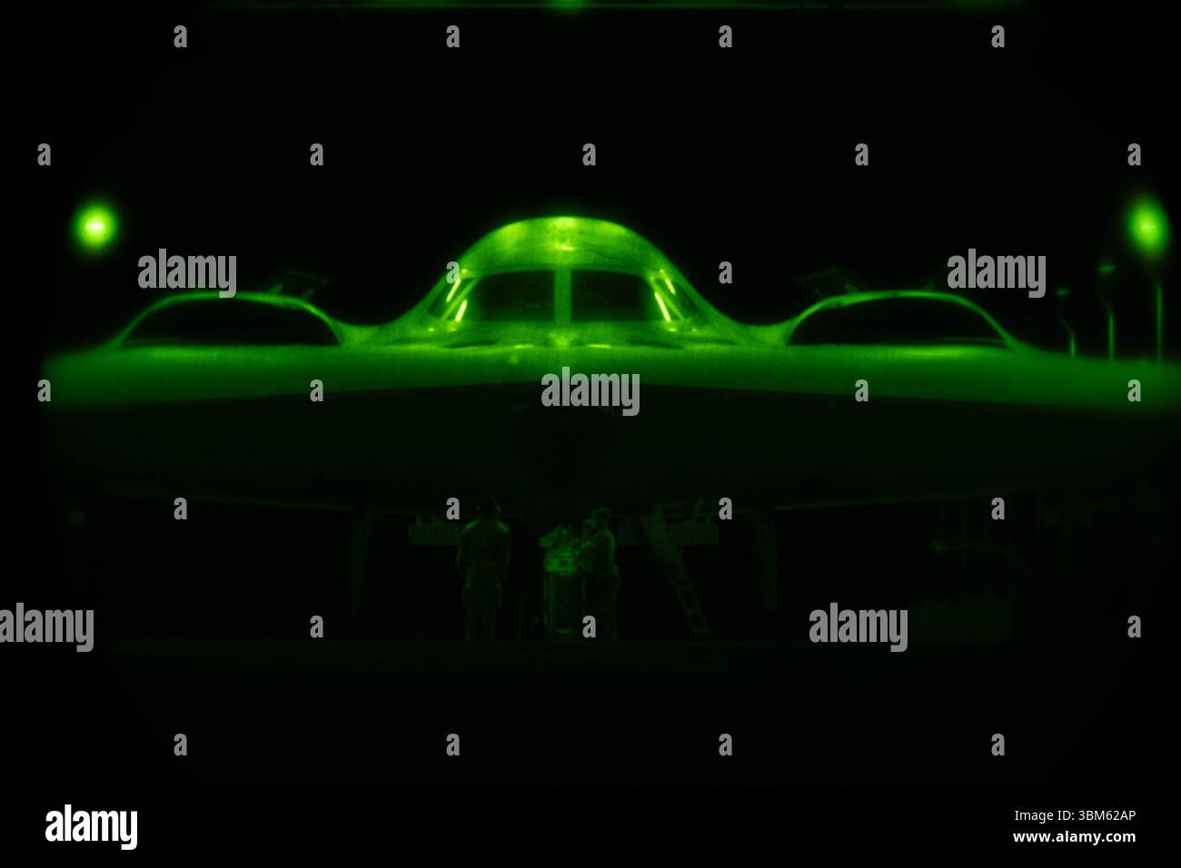 Un B-2 Spirit della U.S. Air Force è pronto per le operazioni prima dell'operazione MIDNIGHT HAMMER alla Whiteman Air Force base, Missouri, giugno 2025. Foto Stock