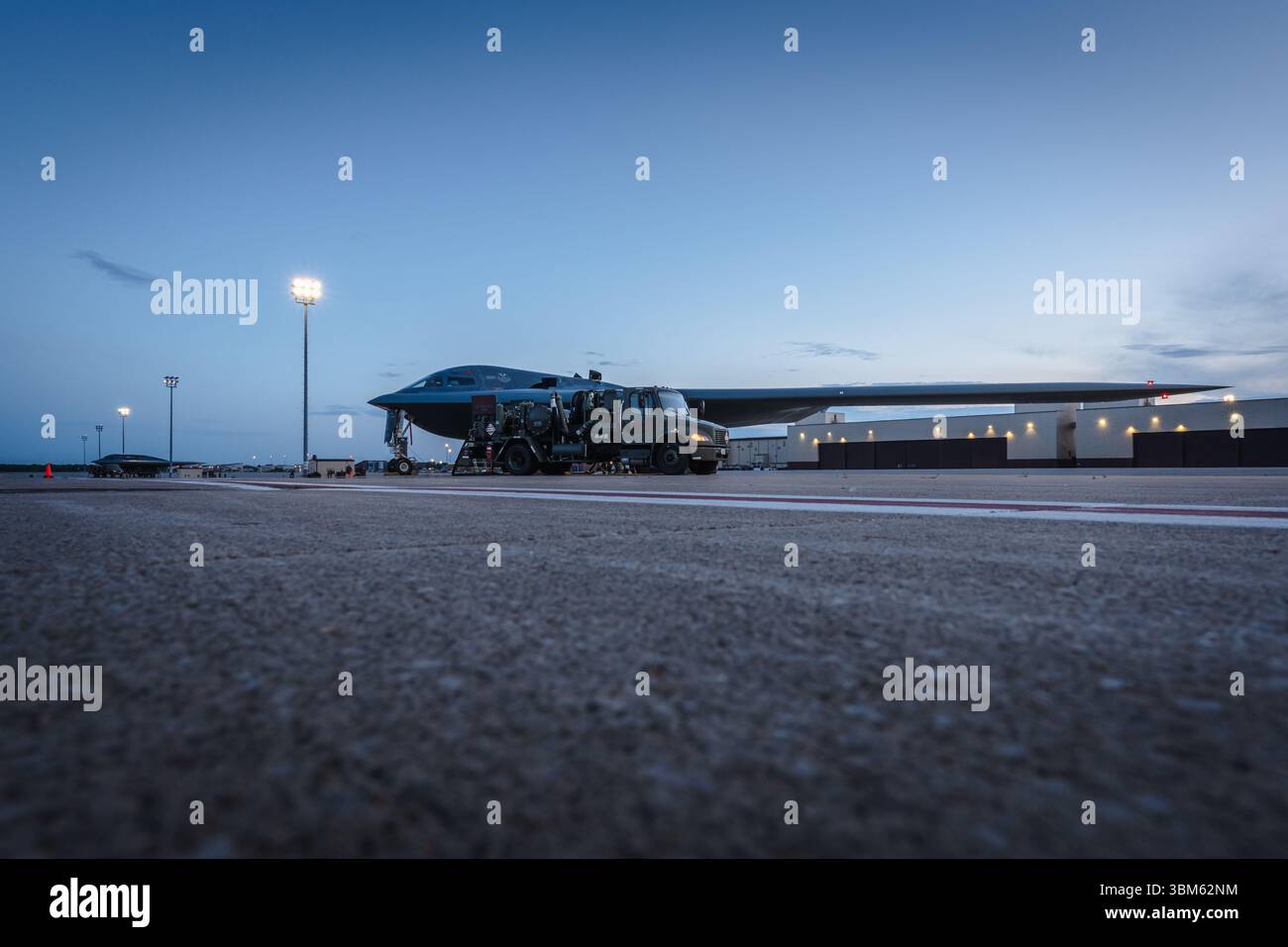 Due bombardieri stealth B-2 Spirit ricevono carburante durante le operazioni di rifornimento a caldo presso la Whiteman Air Force base, Missouri, 28 maggio 2025. Il 509th Bomb Wing e la sua flotta di B-2 servono come parte della forza di combattimento convenzionale e strategica della U.S. Air Force con la capacità di proiettare la potenza aerea degli Stati Uniti in tutto il mondo. (Foto U.S. Air Force di staff Sgt. Joshua Hastings) Foto Stock