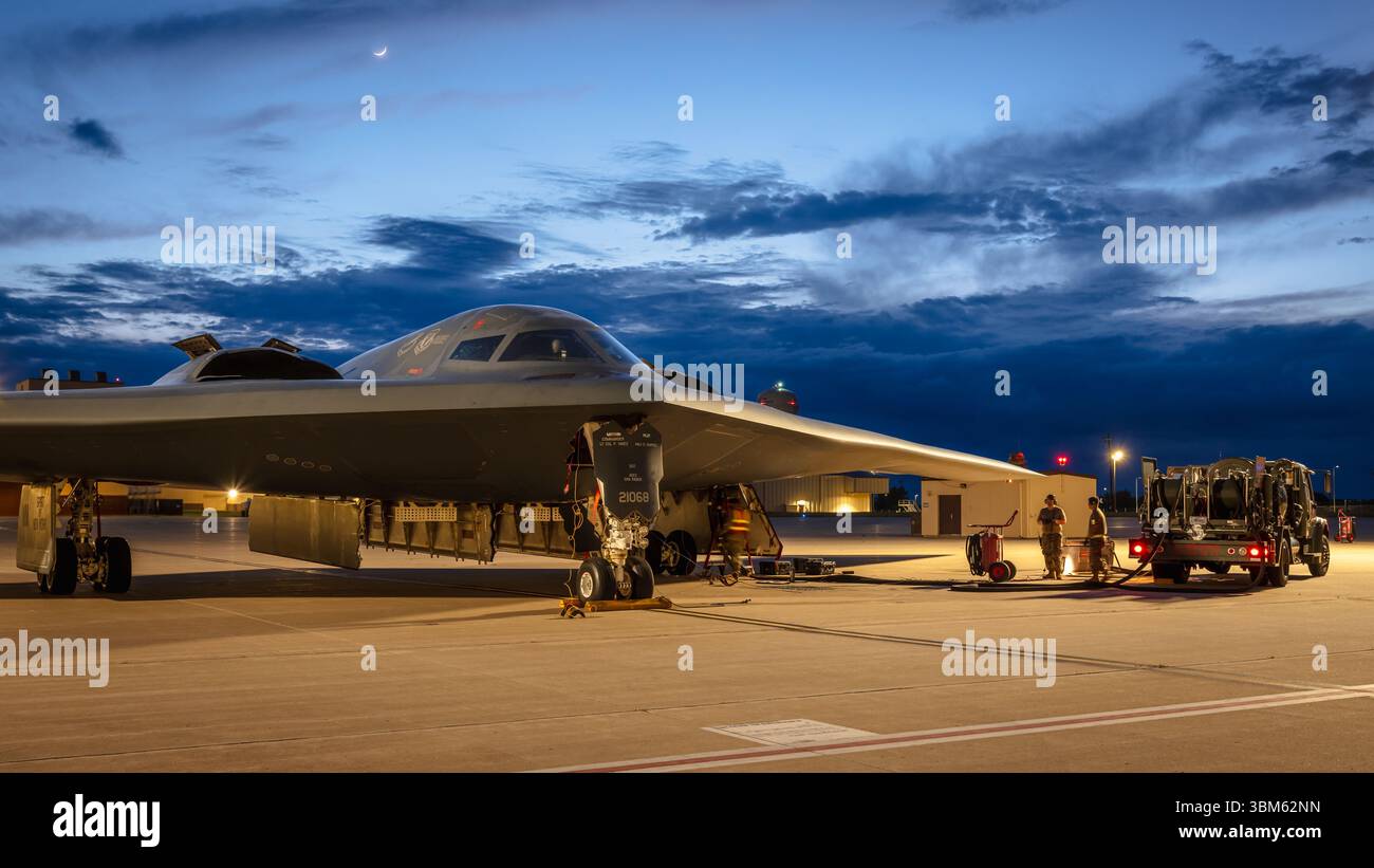 Gli aviatori statunitensi assegnati al 509th Logistics Readiness Squadron e al 393rd Bomber Generation Squadron conducono il rifornimento a caldo per un B-2 Spirit alla Whiteman Air Force base, Missouri, 28 maggio 2025. Il 509th Bomb Wing e la sua flotta di B-2 servono come parte della forza di combattimento convenzionale e strategica della U.S. Air Force con la capacità di proiettare la potenza aerea degli Stati Uniti in tutto il mondo. (Foto U.S. Air Force di staff Sgt. Joshua Hastings) Foto Stock