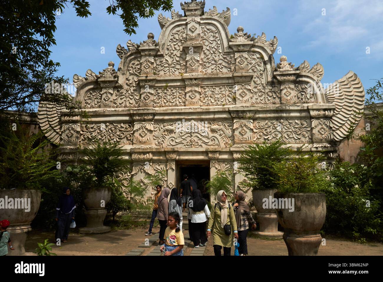 Porta ornata, Taman Sari Water Castle, Yogyakarta, Giava, Indonesia Foto Stock