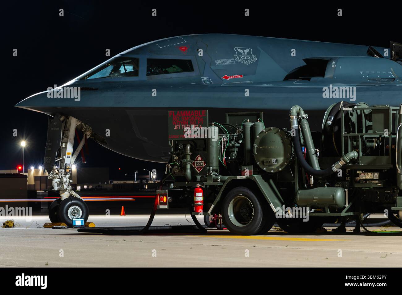Un veicolo di servizio per idranti R-12 rifornisce un B-2 Spirit durante le operazioni di rifornimento a caldo presso la Whiteman Air Force base, Missouri, 28 maggio 2025. Il rifornimento a caldo è la pratica di rifornire un aeromobile subito dopo l'atterraggio mantenendo i motori in funzione. (Foto U.S. Air Force di staff Sgt. Joshua Hastings) Foto Stock