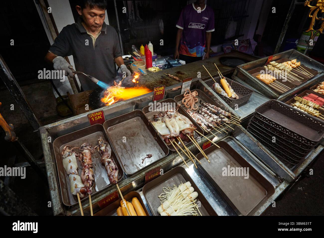 Kebab cucinati con torcia a soffiaggio al chiosco di cibo, mercato notturno Alun Alun Kidul, Yogyakarta; Giava; Indonesia Foto Stock