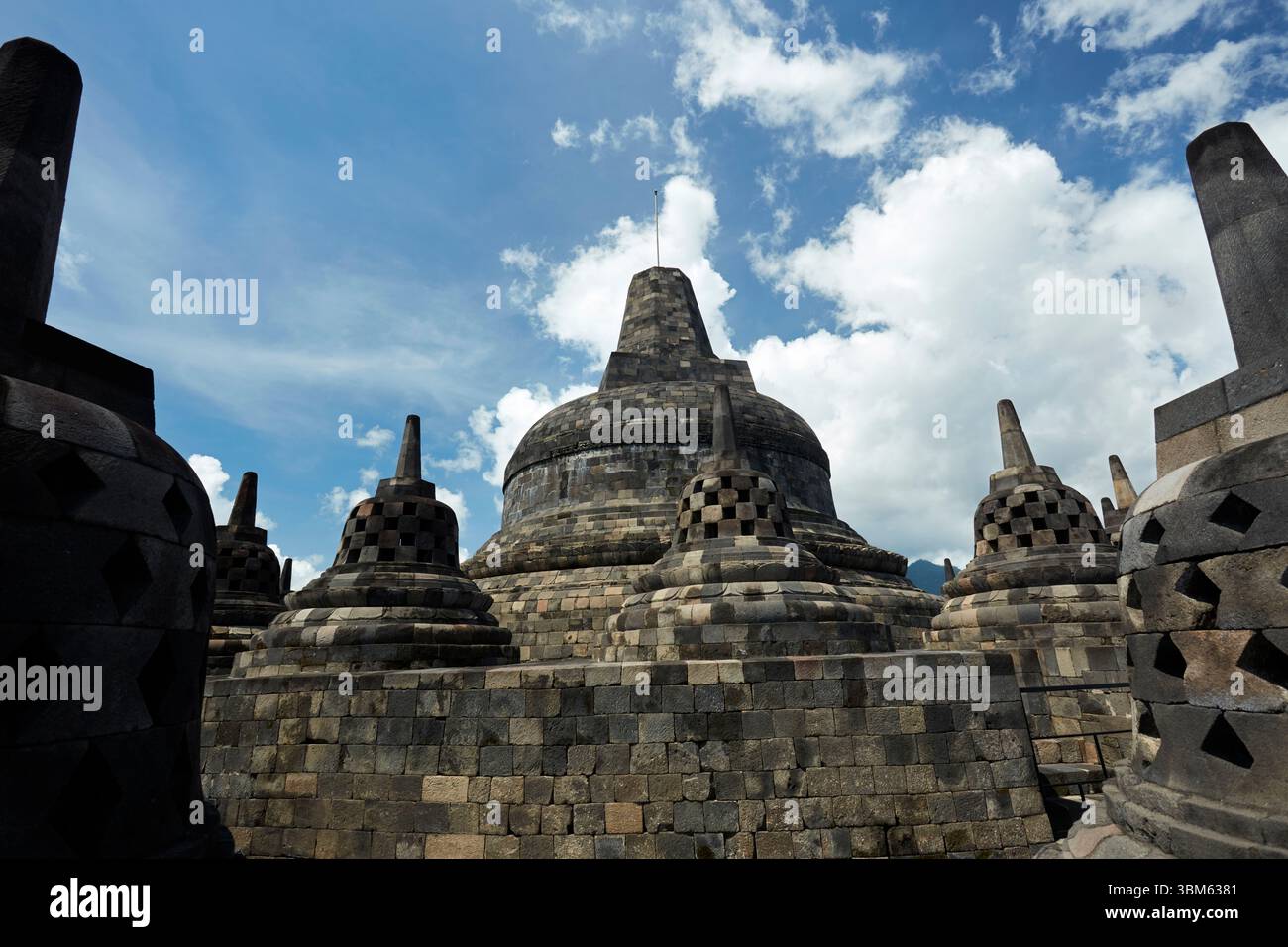 Tempio buddista Borobudur (il più grande tempio buddista del mondo, costruito nel IX secolo) vicino a Yogyakarta, Giava, Indonesia Foto Stock