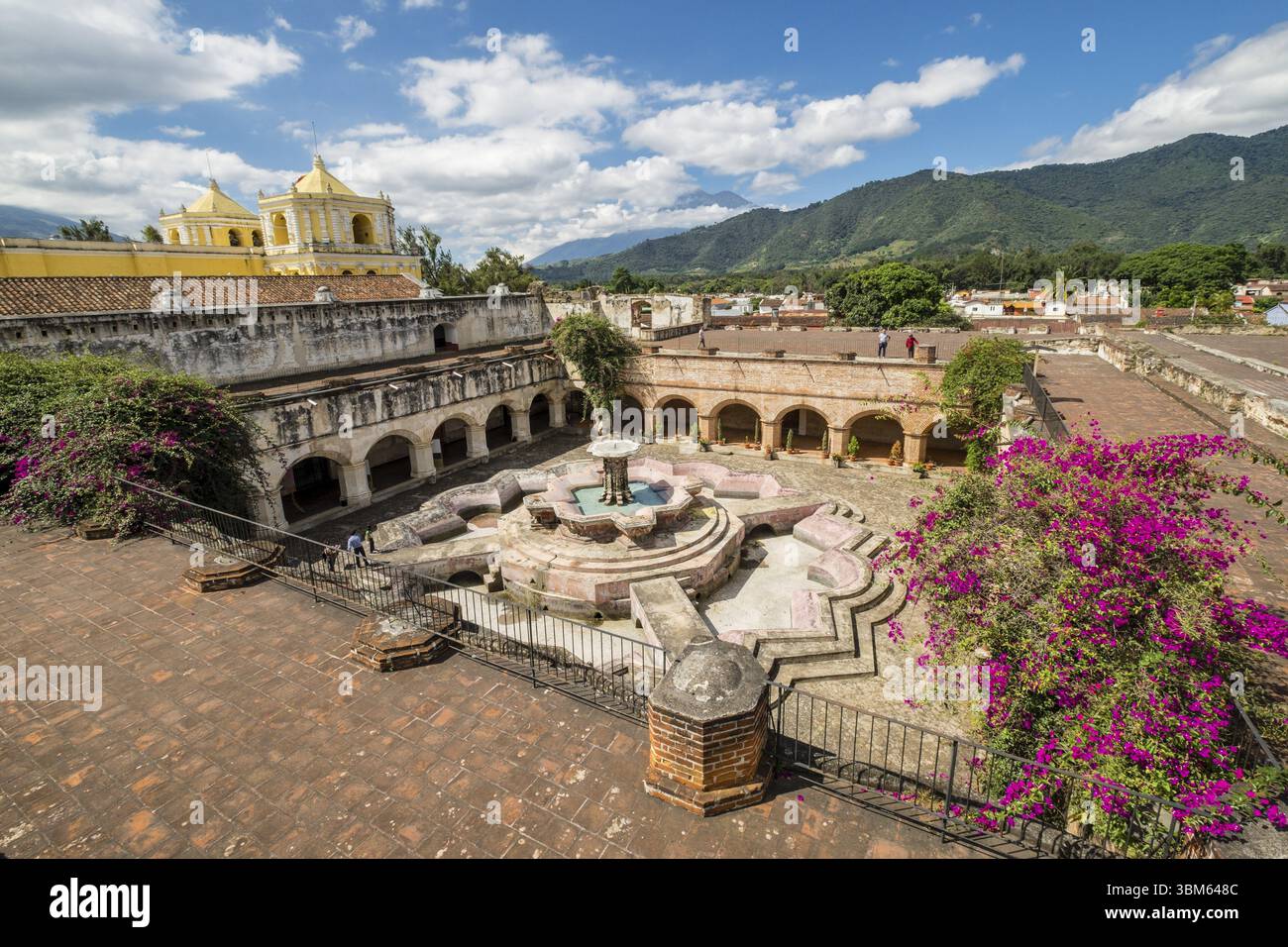 Fontana di pesce nel convento mercedario, chiesa di la Merced, Antigua Guatemala, dipartimento di Sacatepequez, Repubblica di Guatemala, America centrale Foto Stock