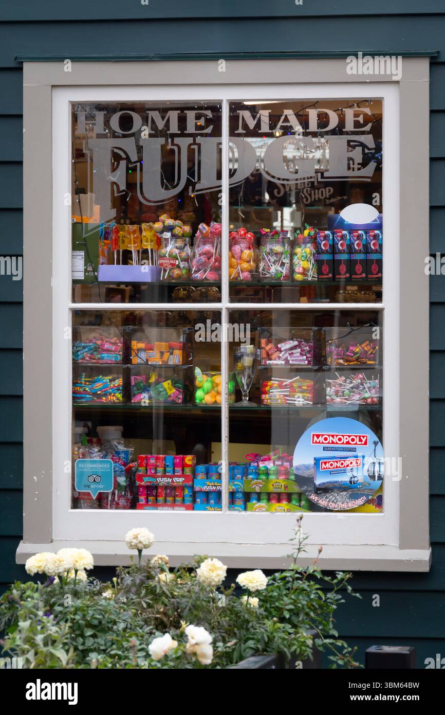 Vetrina del negozio di dolci, Arrowtown, Central Otago, South Island, nuova Zelanda Foto Stock