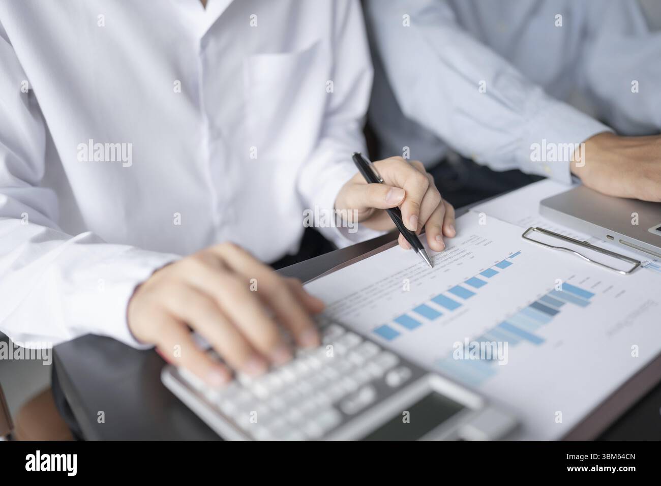 La gente di affari incontro le idee di design investitore professionale lavorando nuovo avviamento del progetto. Il concetto di pianificazione aziendale di Office Foto Stock
