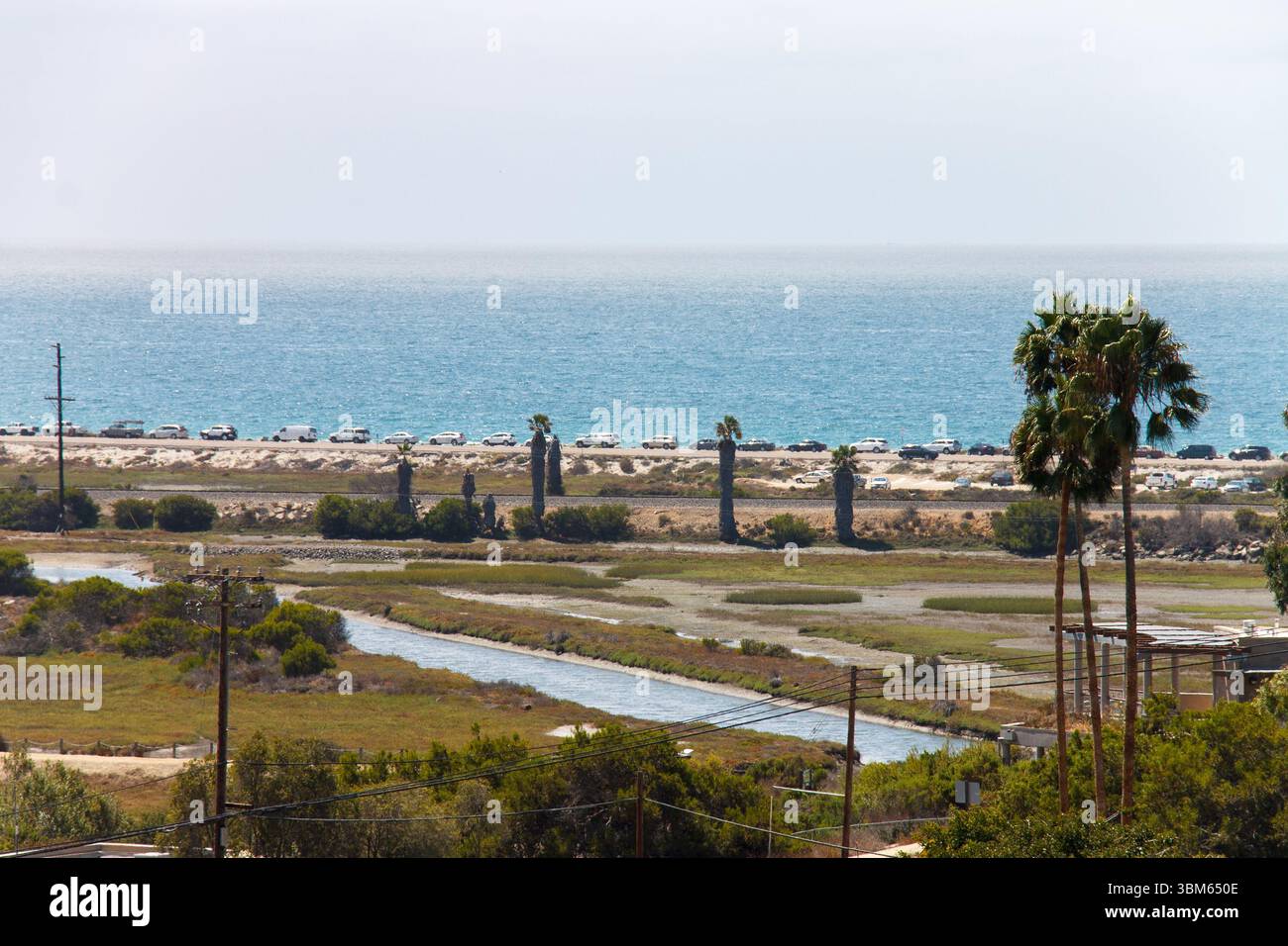 Un punto di vista sull'Oceano Pacifico sull'Interstate 405, vicino a San Diego, California, Stati Uniti Foto Stock