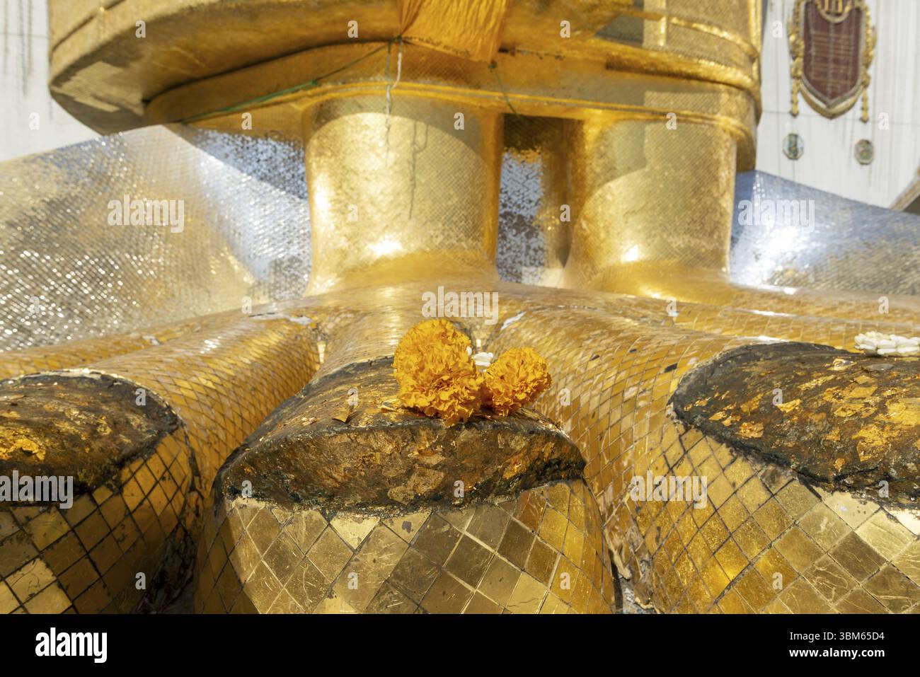 Piedi di un Buddha alto 32 metri decorato con mosaici di vetro e oro 24 carati, Luang Pho to o Phrasiariyametri, Wat Intharawihan, Bangkok, T. Foto Stock