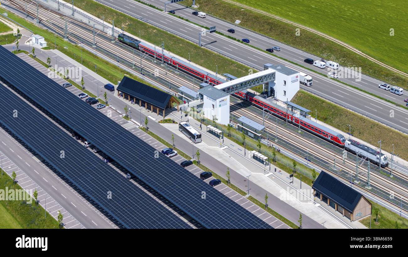 Il più grande parco di ricarica al mondo, presso la stazione ferroviaria di Merklingen Swabian Alb, con RegionalExpress RE200. Ci sono 259 stazioni coperte per l'elettricità c Foto Stock