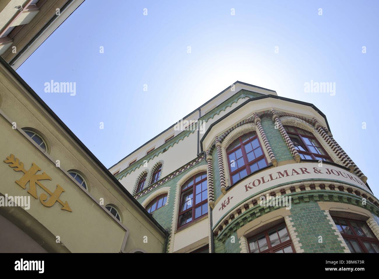 Kollmar & Jourdan House costruita nel 1910, Museo tecnico, Art Nouveau, vista verso l'alto, emblema, iniziali, lettere, K, &, J, iscrizione, vista verso l'alto, via Foto Stock