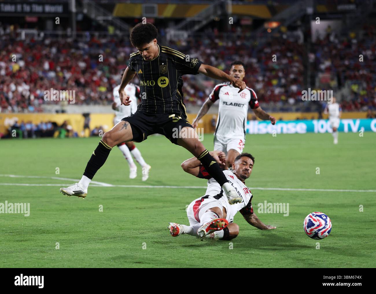 Orlando, Stati Uniti. 24 giugno 2025. David Martinez del Los Angeles FC con Danilo del CR Flamengo durante la partita di Coppa del mondo tra Los Angeles FC e CR Flamengo FIFA Club al Camping World Stadium di Orlando. Il credito per immagini dovrebbe essere: David Klein/Sportimage Credit: Sportimage Ltd/Alamy Live News Foto Stock