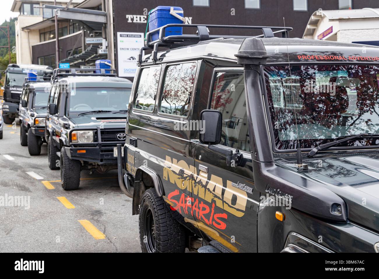 Queenstown, nuova Zelanda, Nomad Safaris offre escursioni avventurose all'aperto nella regione di Otago, convoglio di veicoli Toyota Landcruiser Foto Stock